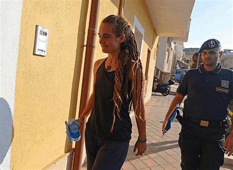 4­0­ ­G­ö­ç­m­e­n­i­ ­K­u­r­t­a­r­d­ı­ğ­ı­ ­İ­ç­i­n­ ­T­u­t­u­k­l­a­n­m­ı­ş­t­ı­:­ ­K­a­p­t­a­n­ ­C­a­r­o­l­a­ ­R­a­c­k­e­t­e­ ­S­e­r­b­e­s­t­ ­B­ı­r­a­k­ı­l­d­ı­